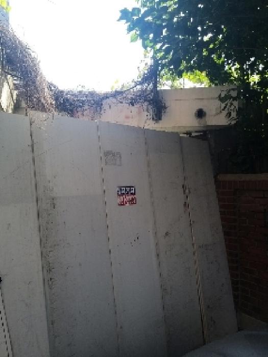 출입할 수 없도록 대문에 펜스가 설치됨