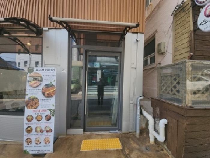 2층으로 올라가는 출입구