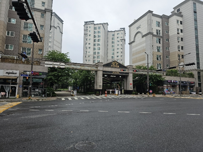 단지 입구 전경
