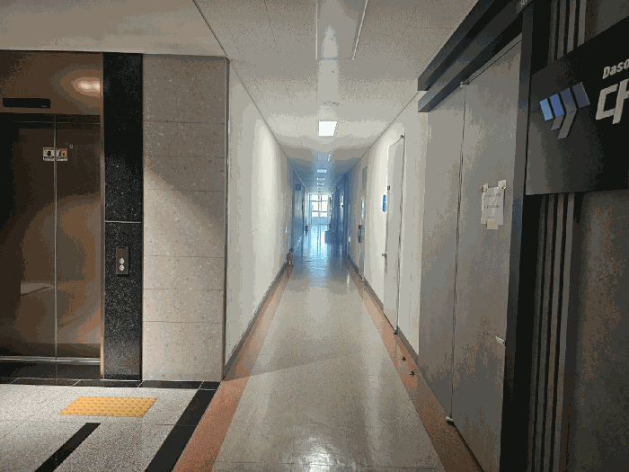[본건 가양역데시앙플렉스지식산업센터 제5층 복도전경]