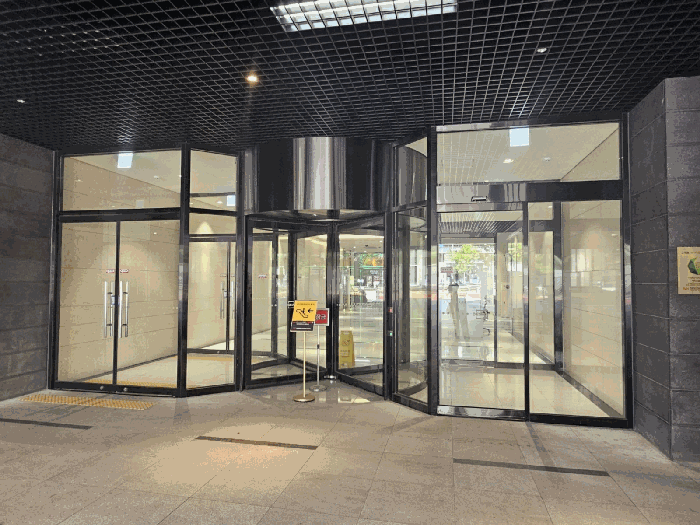 [본건 가양역데시앙플렉스지식산업센터 출입문 전경]