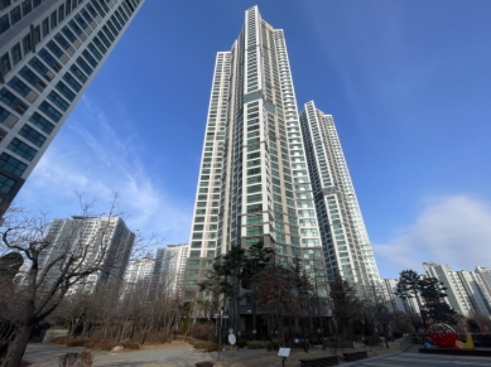 1동 건물의 전경