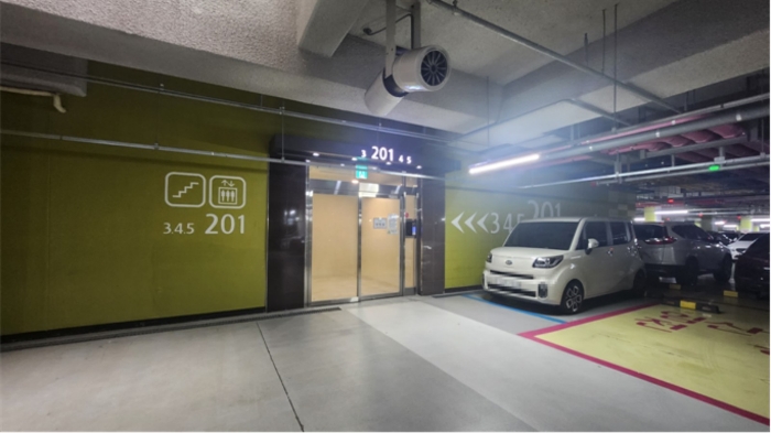 지하주차장 연결 출입구