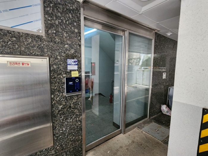 본건 공동 출입구 전경