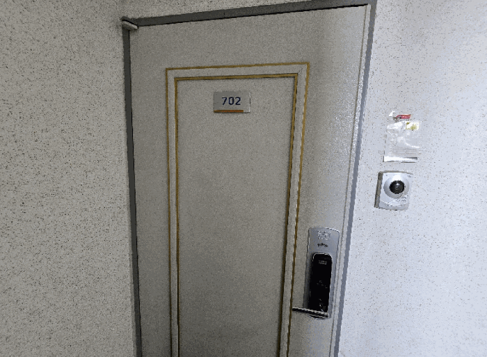 본건 702호 현관문