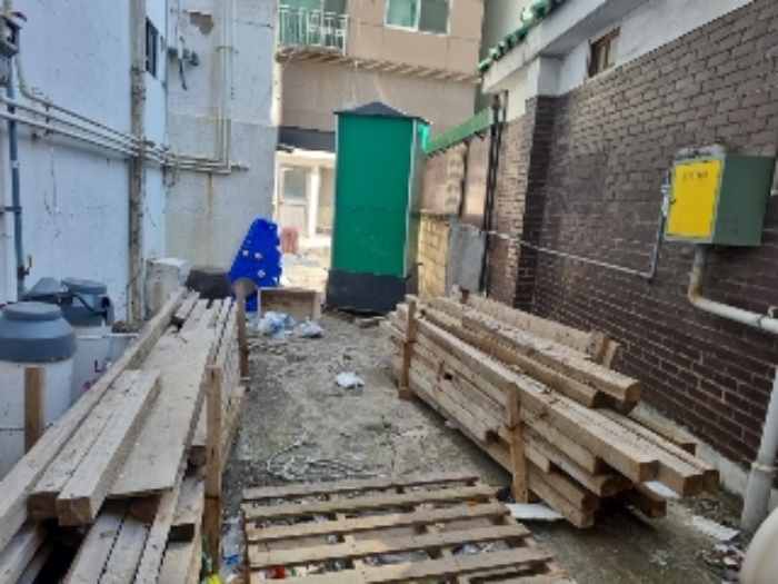 2목록과 3목록 사이에 있는 건설목재 및 이동식 화장실(녹색)