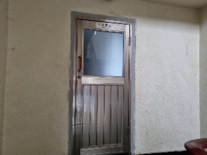 2목록 1층과 2층 계단사이 제시외 건물(화장실)