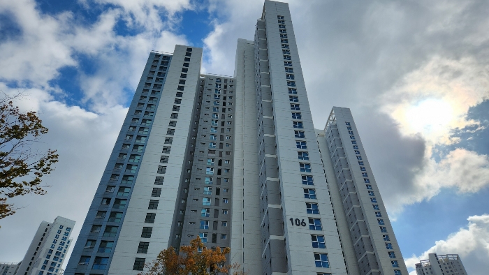 본건이 속한 건물전경(본건 북서측에서 촬영)