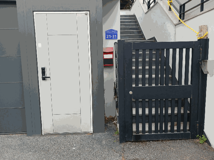 출입문 및 보안시설 전경.