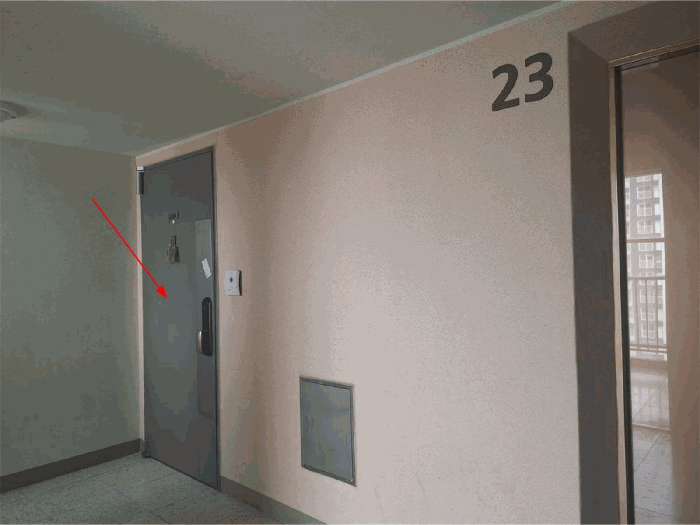 본건 출입문 전경