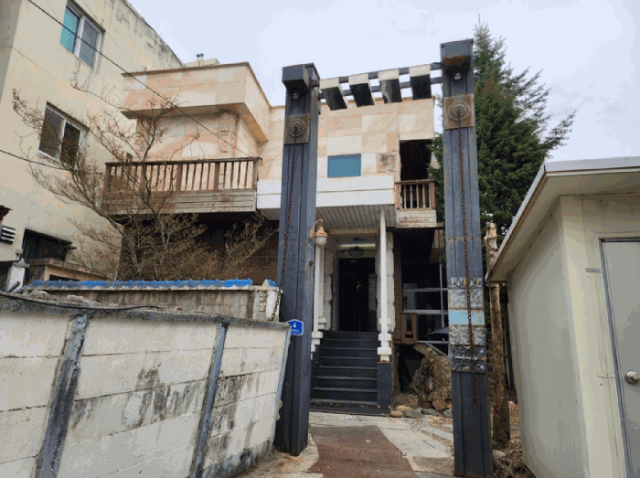 본건 전경 및 구조물(대문)