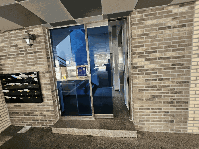 본건 1층 공동출입구 전경