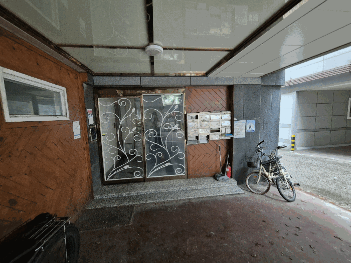 본건 건물 1층 출입문 전경