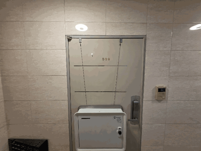 본건 현관문 전경