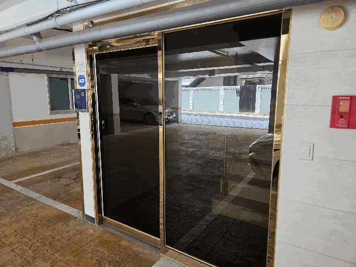 본건 공동현관 전경