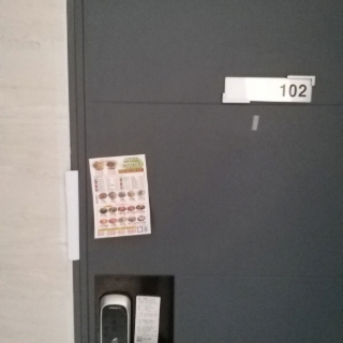 세대 출입문(102호)