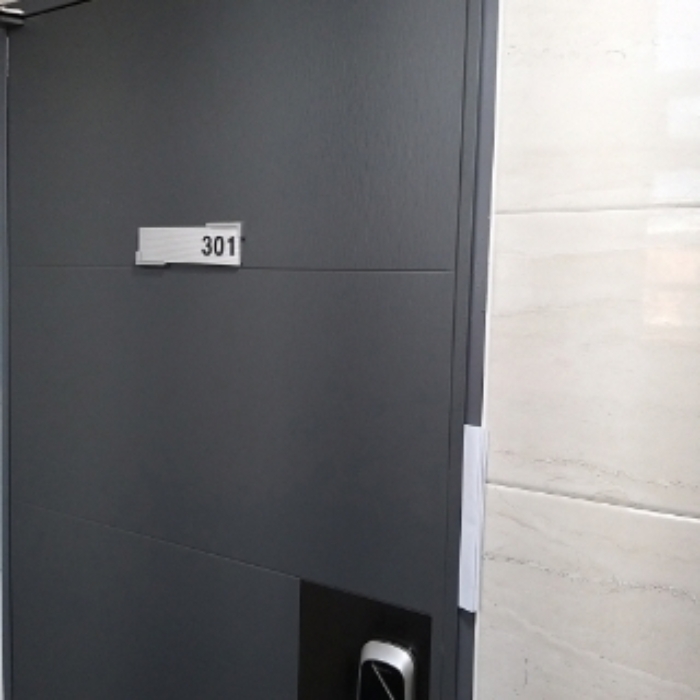 세대 출입문(301호)