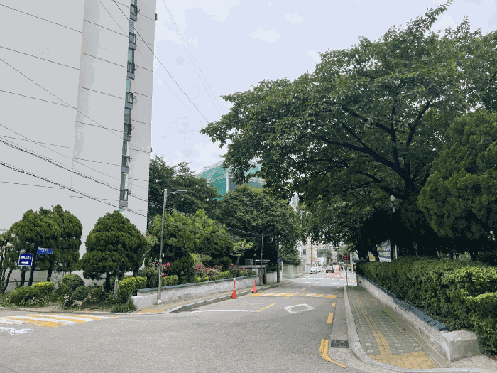 아파트 서측 출입구 접면도로 및 주위환경