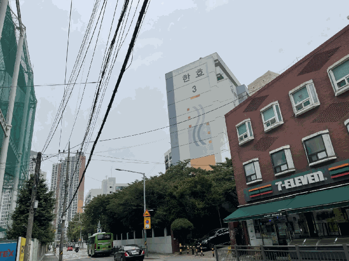 본건 아파트 남동측 출입구 및 주위환경