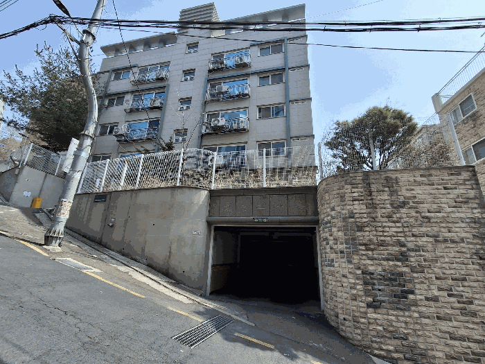 건물 전경 및 지하주차장 입구