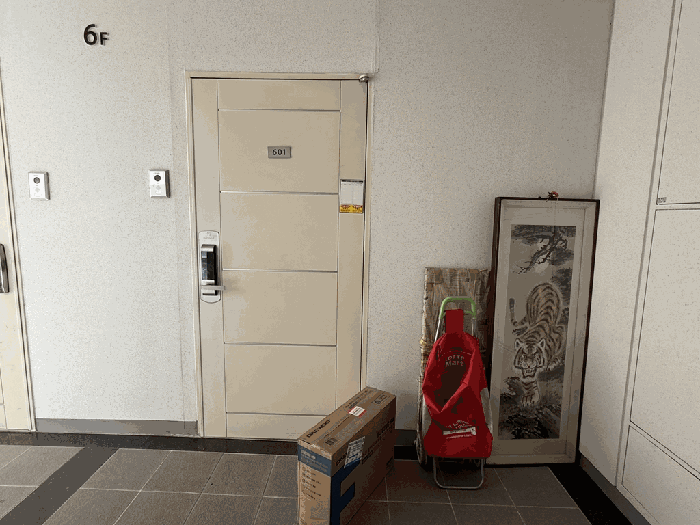 본건 현관 입구