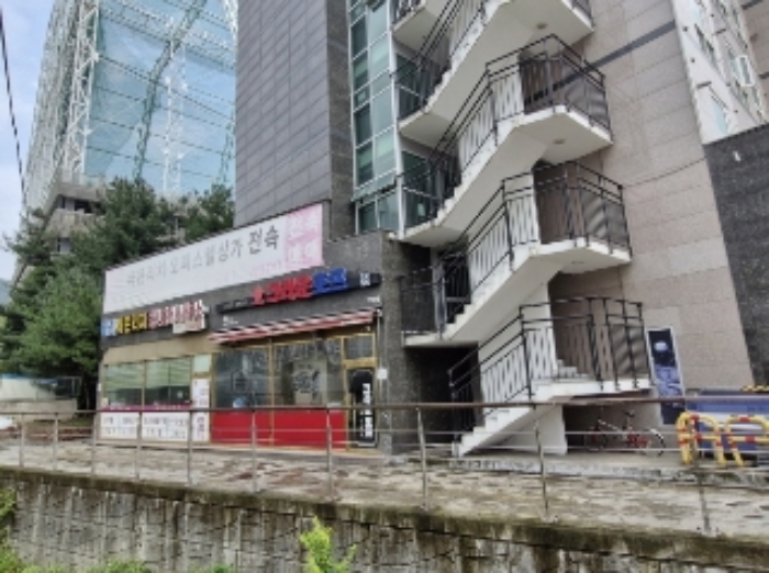 건물 전경 및 111호 위치