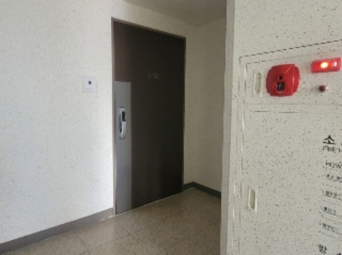 현관문 앞 복도