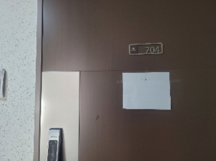 현관문(안내문 부착)