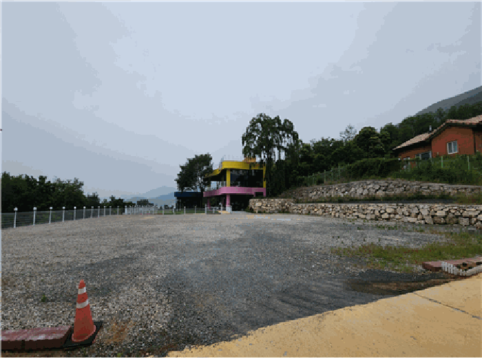 【 본건 전경(본건 동측에서 촬영) 】