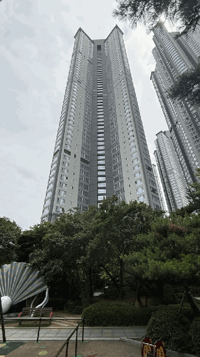 본건 건물(104동) 전경(북측 인근에서)