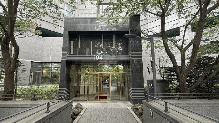 본건 건물(104동) 출입구