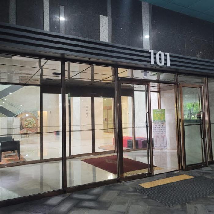 공동현관 출입구 전경(`101` 표시 있음)