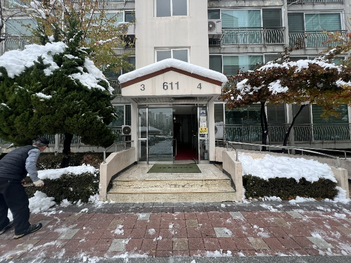 본 건물 공동 출입구