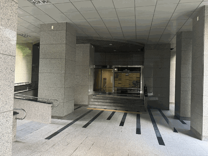 1층 출입현관 전경