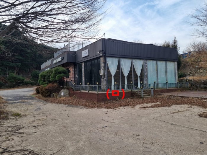 4 (북동측에서 촬영) 및
제시외 물건 (ㅁ)