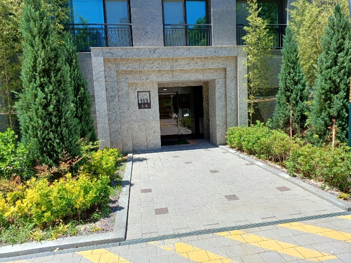 본건 공동출입구 전경