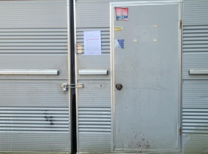 출입문에 안내문 부착함.