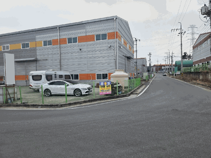 기호(5)건물 전경 및 본건 토지와 접한 도로 전경