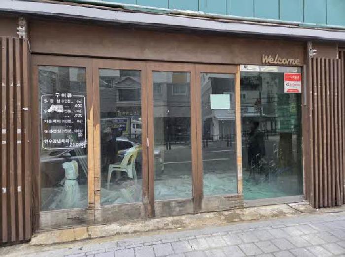 본건 1층 점포 출입문
