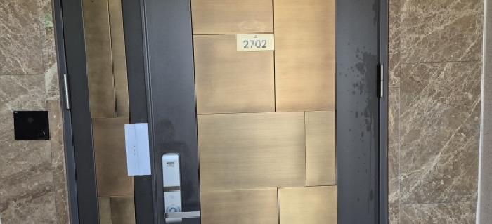 전유세대 출입문(현황조사 안내문 부착)