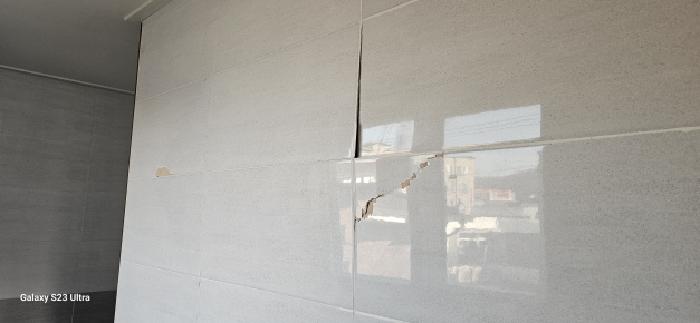 타일 손상 모습