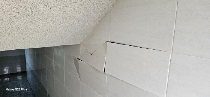 타일 손상 모습