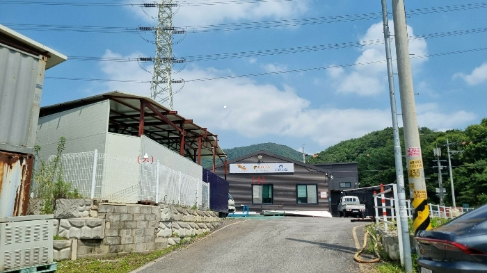 전경(남서측에서-제시외건물 (ㅈ), 기호(4)건물)