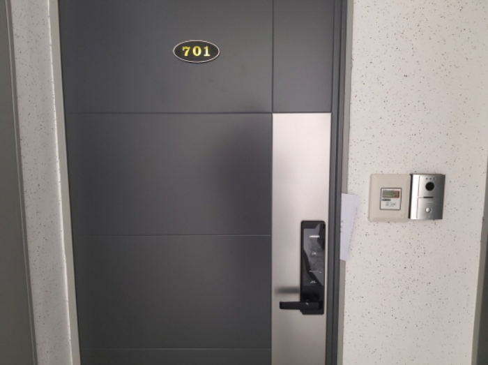 * 본건 목적물 701호 현관문 전경