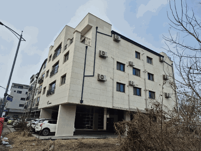 본건 남동측에서 촬영