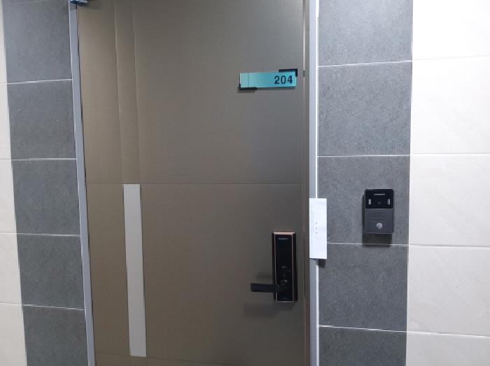 * 본건 목적물 전경(204호 현관문)