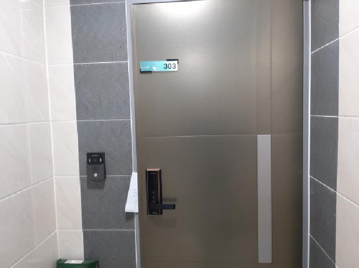 * 본건 목적물 전경(303호 현관문)