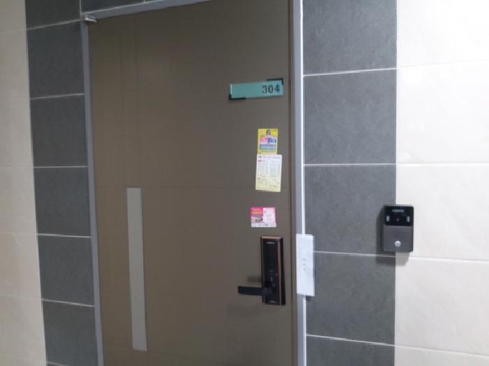 * 본건 목적물 전경(304호 현관문)