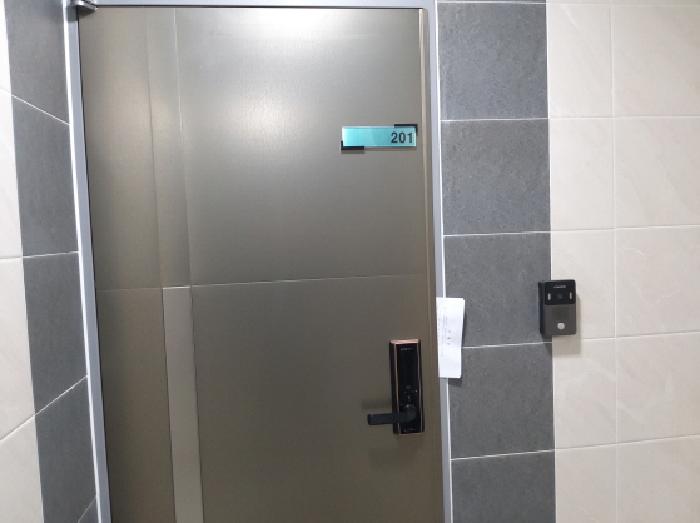 * 본건 목적물 전경(201호 현관문)