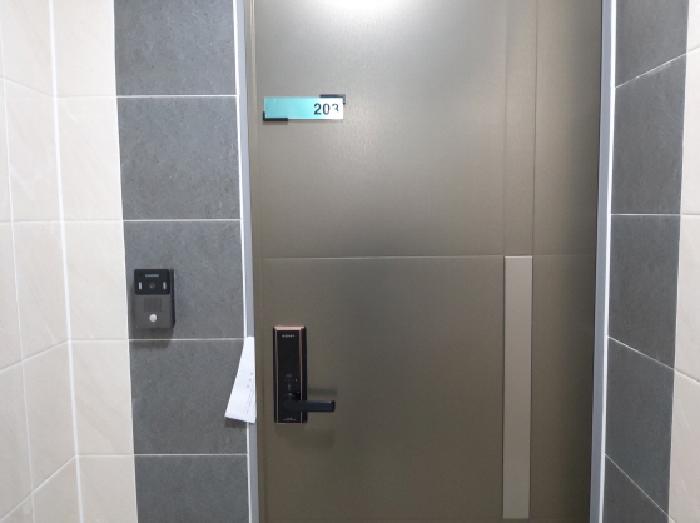 * 본건 목적물 전경(203호 현관문)